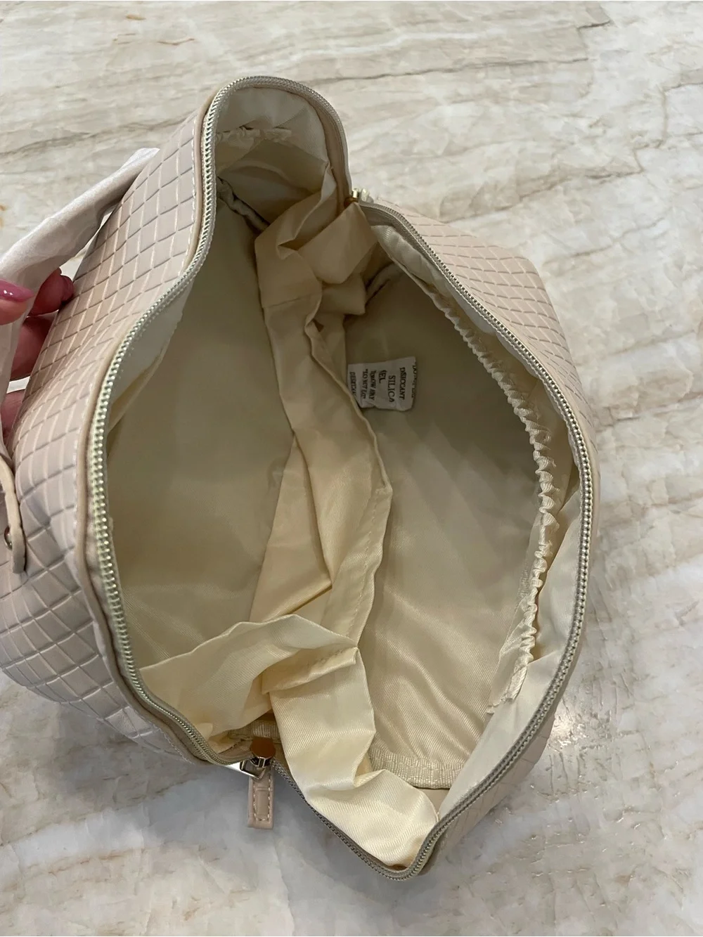 Un branded compact cosmetic